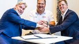 Sascha Hähnke (Remondis), André Zick (TSR) und Thore Bakker (Kögel) bei der Vertragsunterzeichnung auf der IAA Transportation 2026