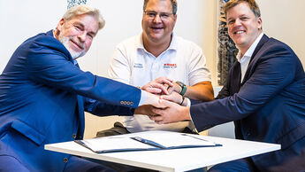 Sascha Hähnke (Remondis), André Zick (TSR) und Thore Bakker (Kögel) bei der Vertragsunterzeichnung auf der IAA Transportation 2026