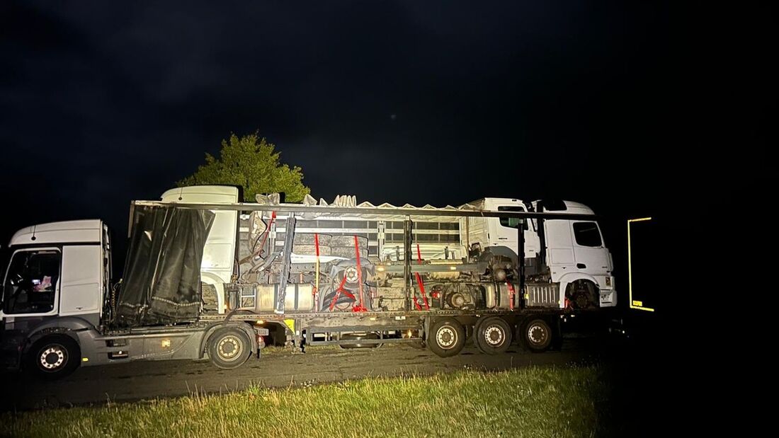 Sattelzug, der mehrere Lkw transportiert