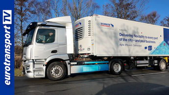 Sattelzug mit Kühlauflieger von Schmitz Cargobull und der neuen Transportkältemaschine S.CU dc90 ePTO auf einer Straße, links das eurotransportTV-Logo.