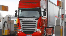 Scania R 480 CCAP gegen R 480 CC, Tankstelle