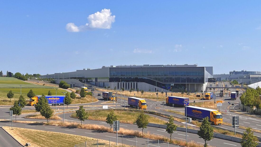 Schuon-Lkw vor Factory 56 von Daimler in Sindelfingen