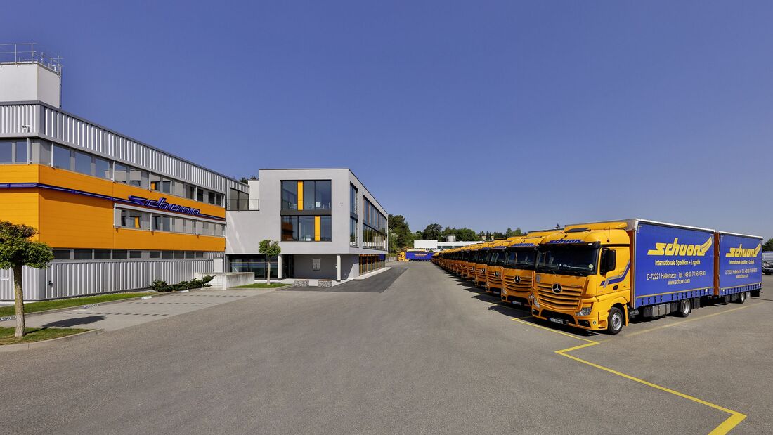 Schuon-Lkw vor Firmenzentrale in Haiterbach