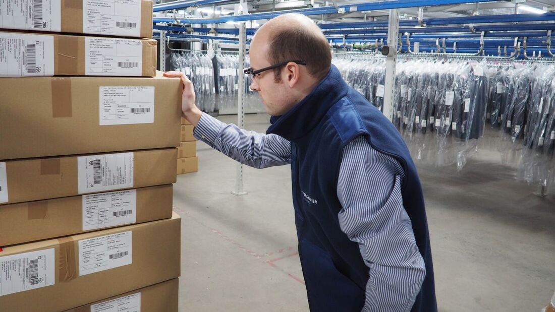 Sebastian Werning, Hochschule Osnabrück mit Datenbrille bei Meyer & Meyer in Osnabrück