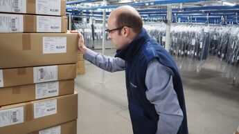 Sebastian Werning, Hochschule Osnabrück mit Datenbrille bei Meyer & Meyer in Osnabrück