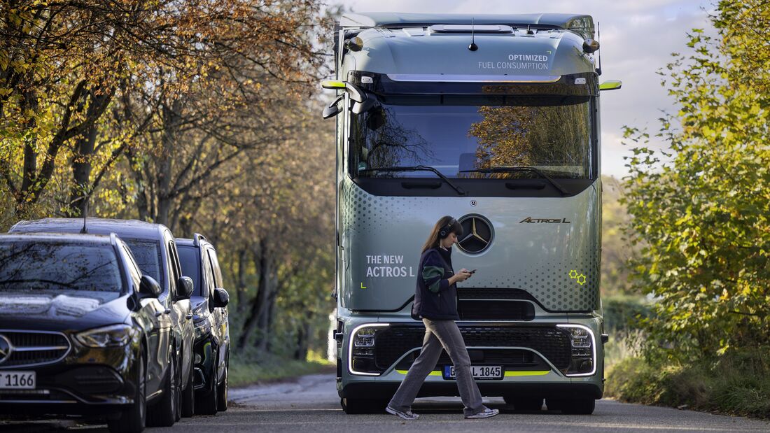 Sehen, wo der Mensch nicht hinsieht – Mercedes-Benz Trucks setzt auf intelligente Assistenzsysteme zum besseren Schutz von Radfahrenden und Fußgängern

Seeing where people don´t look – Mercedes - Benz Trucks relies on intelligent assistance systems 