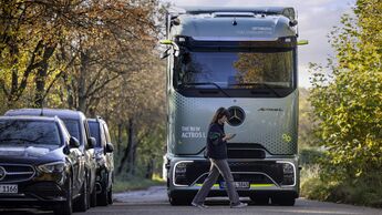 Sehen, wo der Mensch nicht hinsieht – Mercedes-Benz Trucks setzt auf intelligente Assistenzsysteme zum besseren Schutz von Radfahrenden und Fußgängern

Seeing where people don´t look – Mercedes - Benz Trucks relies on intelligent assistance systems 