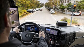 Sehen, wo der Mensch nicht hinsieht – Mercedes-Benz Trucks setzt auf intelligente Assistenzsysteme zum besseren Schutz von Radfahrenden und Fußgängern

Seeing where people don´t look – Mercedes - Benz Trucks relies on intelligent assistance systems 
