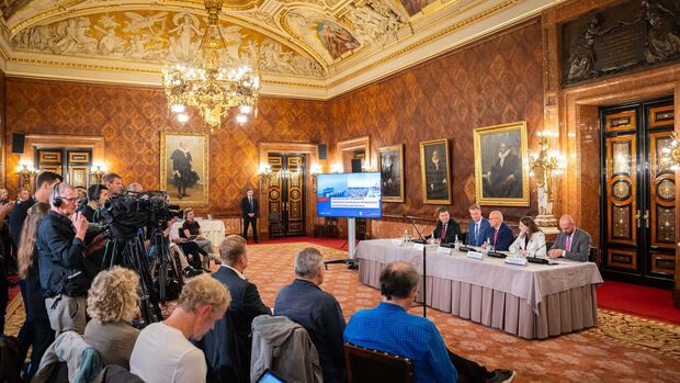 Senatskanzlei Hamburg, Dr. Andreas Dressel, (Finanzsenator), Soren Toft, (CEO MSC), Dr. Peter Tschentscher (Erster Bürgermeister), Dr. Melanie Leonhard (Senatorin für Wirtschaft und Innovation), Marcel Schweitzer (Senatssprecher)