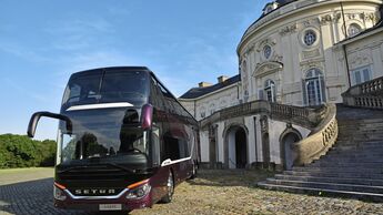 Setra S 531 DT TopClass 500, Exterieur, Viola Pyxis Met LB065, OM 471 mit 375 kW (510 PS), 12,8 L Hubraum, 8-Gang Mercedes PowerShift, Sideguard Assist, LED-Scheinwerfer, Länge/Breite/Höhe: 14.000/2.550/4.000 mm, Bestuhlung: 1/78 // Setra S 531 DT TopClass 500, Exterior, Viola Pyxis Met LB065, OM 471 rated at 375 kW/510 hp, displacement 12.8 l, 8-speed Mercedes PowerShift transmission, Sideguard Assist, LED Headlamps, length/width/height: 14000/2550/4000 mm, seating: 1/78.