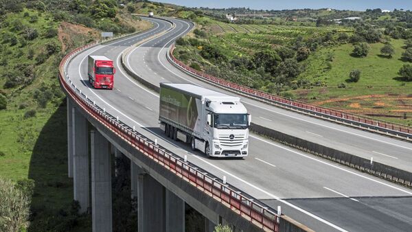 Shaping Future Transportation 2015, Campus Safety: Neueste Generation Mercedes-Benz OM 471 ;

Shaping Future Transportation 2015, Campus Safety: Latest Generation Mercedes-Benz OM 471.;