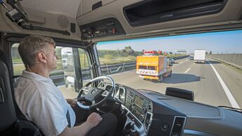 Shaping Future Transportation: Premierenfahrt des ersten teilautonomen Serien-Lkw auf öffentlichen Straßen im Mercedes-Benz Actros mit Highway Pilot.