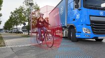 Sicher im Innenstadtverkehr: Der ZF-Abbiegeassistent für Lkw schützt Fußgänger und Fahrradfahrer.
// IAA 2018
Safer in inner-city traffic: ZF's turn assist system for trucks helps protect pedestrians and cyclists.