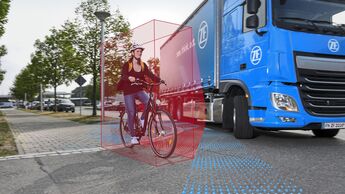 Sicher im Innenstadtverkehr: Der ZF-Abbiegeassistent für Lkw schützt Fußgänger und Fahrradfahrer.
// IAA 2018
Safer in inner-city traffic: ZF's turn assist system for trucks helps protect pedestrians and cyclists.