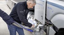 Sicher, schnell und einfach: Daimler Truck und Linde setzen neuen Standard für Flüssigwasserstoff-Betankung

Safe, Fast and Simple: Daimler Truck and Linde Set New Standard for Liquid Hydrogen Refueling Technology