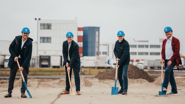 Spatenstich bei Hellmann in Bremen (von links): Sven Eisfeld, Marco Schulte, Ralf Ohme und Klaus Hellmann.