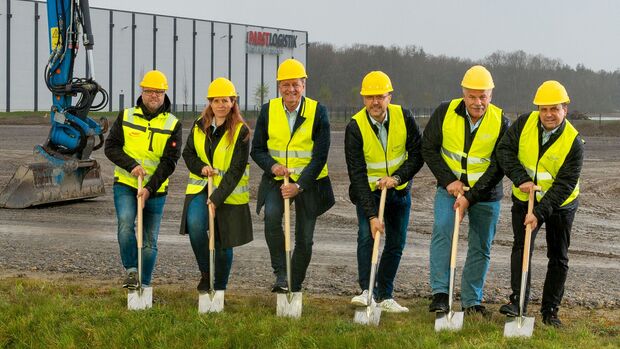 Spatenstich für die neue Halle des Logistik-Centers auf dem Pabst-Betriebsgelände in Gochsheim (von links): Thomas Metz, (Geschäftsbereichsleiter Logistik), Evelyn Helbig (Bereichsleiterin Controlling & Vertrieb), Hans Pabst (Geschäftsführender Gesellschafter), Jochen Oeckler (Geschäftsführer), Alfred Ulbrich (Leiter Betrieb), Stefan Hillenbrand (Bereichsleiter Facility Management).