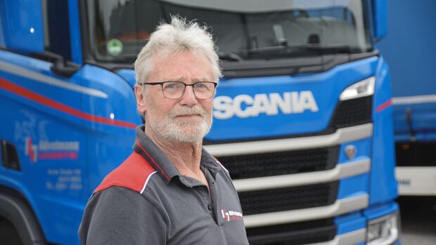 Spedition Hövelmann Fahrertrainer Chefs Rees Elvis-Studie Fuhrparkleitung Dispo Scania Azubi GEspräch Steckbrief Einbauschränke Bett Umschlag