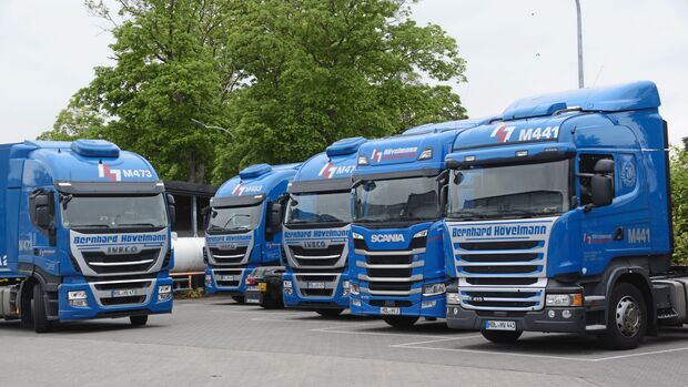 Spedition Hövelmann Fahrertrainer Chefs Rees Elvis-Studie Fuhrparkleitung Dispo Scania Azubi GEspräch Steckbrief Einbauschränke Bett Umschlag