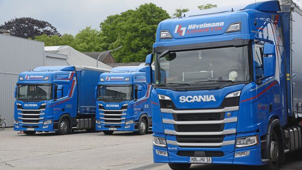 Spedition Hövelmann Fahrertrainer Chefs Rees Elvis-Studie Fuhrparkleitung Dispo Scania Azubi GEspräch Steckbrief Einbauschränke Bett Umschlag