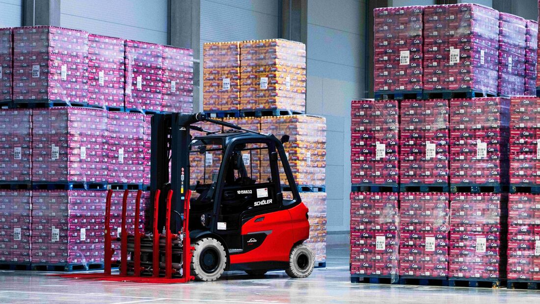 Spezialequipment: Für die Handhabung der bis zu 900 kg schweren Paletten kommen im Lager in Olching 8-Tonnen-Stapler zum Einsatz.