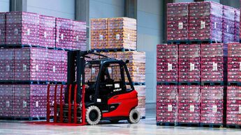 Spezialequipment: Für die Handhabung der bis zu 900 kg schweren Paletten kommen im Lager in Olching 8-Tonnen-Stapler zum Einsatz.