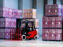 Spezialequipment: Für die Handhabung der bis zu 900 kg schweren Paletten kommen im Lager in Olching 8-Tonnen-Stapler zum Einsatz.