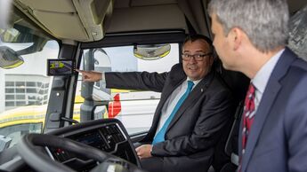 Staatssekretär Bilger besucht Universal Transport in Paderborn