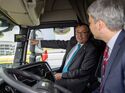 Staatssekretär Bilger besucht Universal Transport in Paderborn