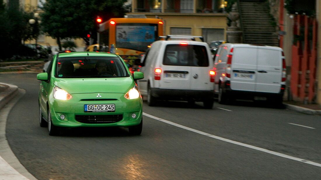Stadtverkehr, Mitsubishi, Transporter, Straßenverkehr