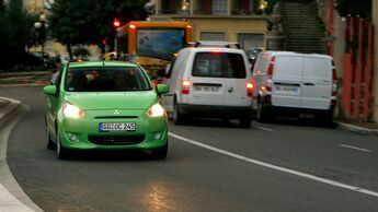 Stadtverkehr, Mitsubishi, Transporter, Straßenverkehr