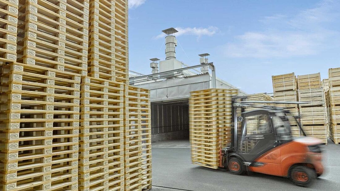 Stapler transportiert Holz-Paletten von EPAL