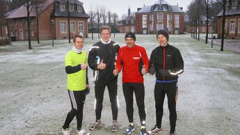 Startvorbereitungen vor der Kulisse des Schlosses Clemenswerth in Sögel (v. li.): Matthias Rathmann (trans aktuell), Henning Jansen (Krone), Christian Winkler (Ansorge) und Dr. Frank Albers (Krone).