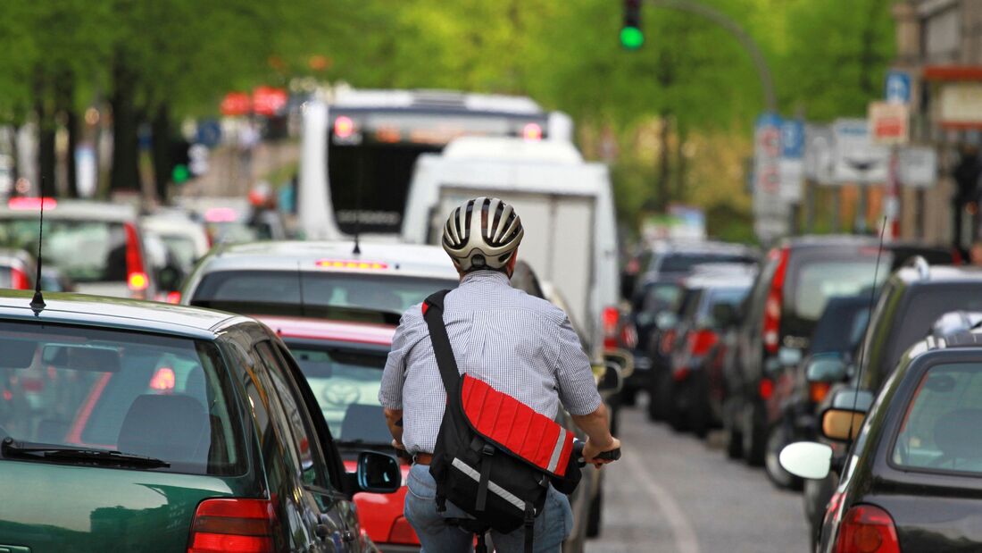 Stau,Verkehr,Autos,Verkehrsstau,Berufsverkehr,Hamburg,Pkw,dichter,Fahrrad,Fahrradfahrer,Helm,Fahrradhelm,Sicherheit,Bus,warten,ampel,grün,auto,Abgas,Abgase,Emissionen,Fortbewegung,Hauptverkehrszeit,Individualverkehr,Mobilität,Klimaschutz,Schadstoffe,Maut,Stillstand,strasse,straße,Strassenverkehr,Umwelt,Umweltschutz,Zeit,Zeitverlust,Innenstadt,Stadt