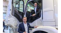 Stefan Buchner, Daimler AG, und Rainer Schmitt, Logistik Schmitt, auf dem Daimler Trucks Jahrespressegespräch 2019 

Stefan Buchner, Daimler AG, und Rainer Schmitt, Logistik Schmitt, at the Daimler Trucks annual press conference 2019