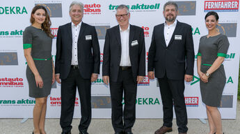 Strahlende Gewinner bei der Preisverleihung zu Die besten Nutzfahrzeuge und Die besten Marken.