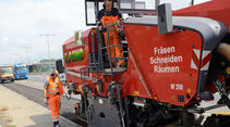 Straßenbau Fräse Asphalt, Fräsen, Schneiden, Räumen, im Einsatz 