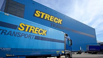 Streck Transport Lkw vor Halle