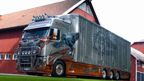 Supertruck FERNFAHRER 02-2011, Volvo FH 16 XXL T-Rex von Oscar Holgersson aus Schweden, Truck 