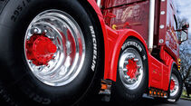 Supertruck FERNFAHRER 05-2011, Scania R 620 von Stuart Haynes aus England, Achsen, Seite, Verkleidung 