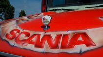 Supertruck FERNFAHRER 12-2010, Scania T 164 Torpedo von Chris Verbeek aus Holland, Kuehlerhaube, Logo, Emblem 