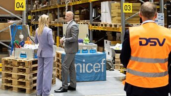 Susanne Dahl, Executive Director von Unicef Dänemark, mit Jens Lund, CEO der DSV Group.