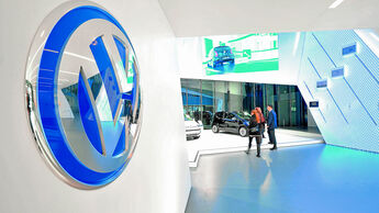 Symbolische Uebergabe des Volkswagen Markenpavillon an die Autostadt