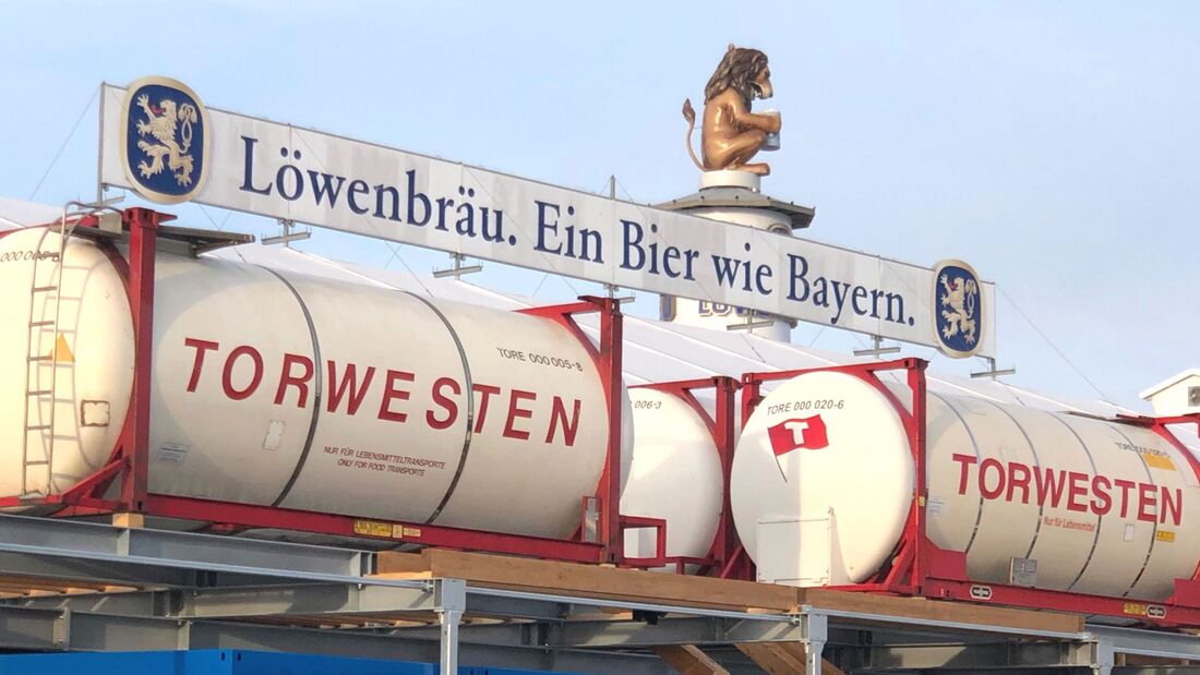 Tankcontainer mit Bier am Festzelt auf dem Münchner Oktoberfest. Torwesten organisiert die Bierlogistik für die Wiesn.