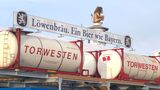 Tankcontainer mit Bier am Festzelt auf dem Münchner Oktoberfest. Torwesten organisiert die Bierlogistik für die Wiesn.