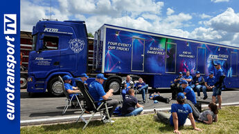 Team von KLM Transporte entspannt vor dem Party-Auflieger auf dem Nürburgring. Im Bild das eurotransportTV Logo und der blaue Eventtruck.