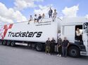 Team von Trucksters mit Lkw