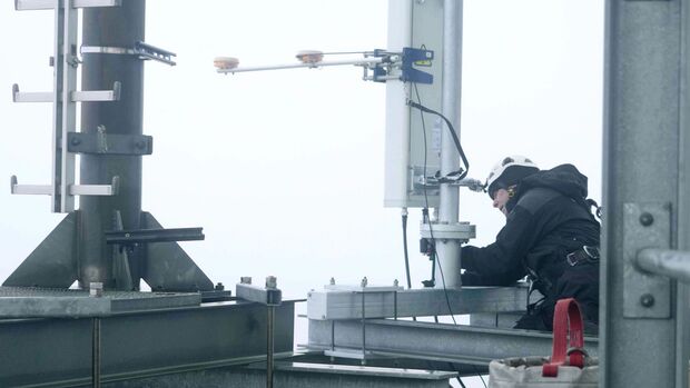Telekom-Mitarbeiter installiert 5G-Antenne auf dem Fernsehturm Hamburg