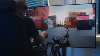 Teleoperator von Fernride steuert Fahrzeug aus der Ferne.