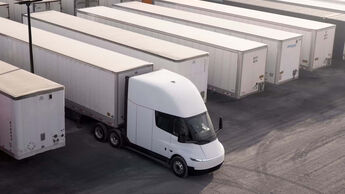Tesla Semi vor einer Trailer-Flotte. Einride will 500 der Elektro-Lkw für Amazon und weitere Kunden in Nordamerika einsetzen.